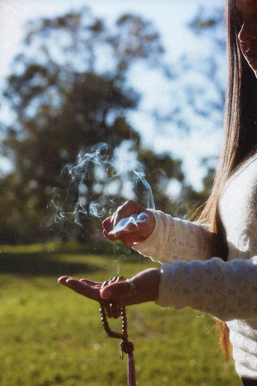 Fumaça de ervas em um ritual de conexão ao ar livre